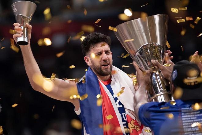 队报专访卡卢卢：阅读和电影是我生命中的重要部分（卡卢卢接受《队报》专访：阅读与电影是我生命中不可或缺的一部分）