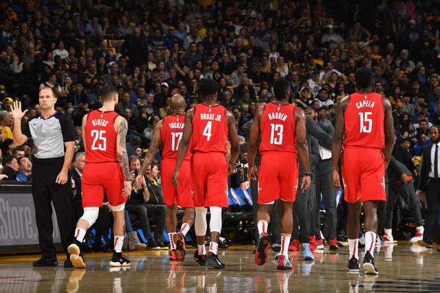 英媒：皇马有意在明夏引入范德芬，巴黎也在密切关注情况（英媒称皇马将范德芬列为明夏引援目标，巴黎同样紧盯其动态）