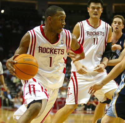 韩淼雨第十二届全国残疾人运动会举重赛场夺双金（韩淼雨在第十二届全国残疾人运动会举重项目斩获双金）