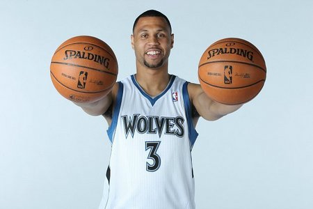 阿森纳客场2-1战胜阿斯顿维拉，维拉绝杀，阿森纳争冠形势艰难。（阿森纳客场2-1击败阿斯顿维拉，维拉读秒绝杀，枪手争冠前景堪忧）